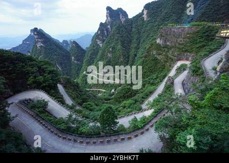 Hochwinkelansicht der gefährlichen 99 Kurven an der Tongtian Road zum Berg des Himmlischen Friedens, dem Himmelstor in Zhangjiagie, Provinz Hunan, China Stockfoto