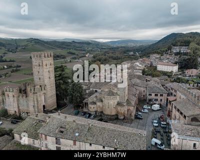 Blick aus der Vogelperspektive auf ein bezauberndes mittelalterliches italienisches Dorf mit den Ruinen der Festung sforza, einer mächtigen Struktur, dem Hauptplatz und chur Stockfoto