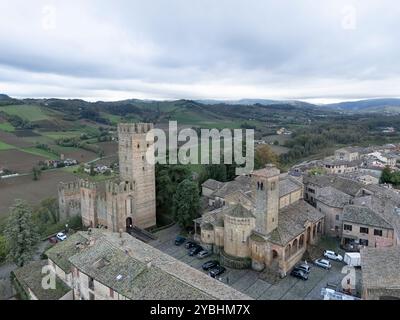 Der Blick aus der Vogelperspektive auf das mittelalterliche Dorf Castell'Arquato, piacenza, italien wird von seiner alten Festung dominiert und von seiner Kollegialkirche übersehen Stockfoto