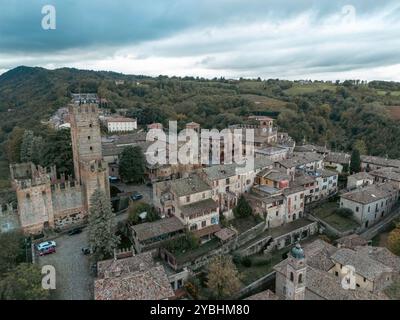 Castell'Arquato, ein mittelalterliches italienisches Dorf mit Festung und Kirche, liegt auf einem Hügel und ist von einem üppigen grünen Wald umgeben. Erkunden Sie die Geschichte Stockfoto