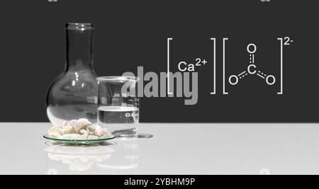 Calciumcarbonat-Chip in chemischem Uhrglas mit Molekularstruktur neben Becher und Flachbodenflasche auf weißem Labortisch. Seitliche Versiegelung Stockfoto