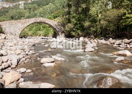 Pon Nou oder des Pilgers Brücke in Canfranc, Huesca, Spanien Stockfoto