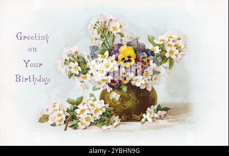 Vintage Edwardian Ära illustrierte chromo-litho Geburtstagsgrüße Postkarte mit einer Vase mit Blumen und der Nachricht „Gruß zu deinem Geburtstag“. Veröffentlicht in 1907. Stockfoto