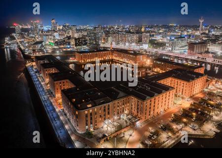 Royal Albert Dock Liverpool von oben bei Nacht, beleuchtet neben dem Fluss Mersey in Liverpool, Merseyside, England. Stockfoto