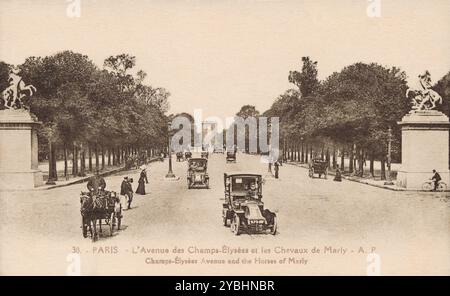 Französische Vintage-Postkarte der Champs-Elysées vom Place de la Concorde aus mit dem Triumphbogen im Hintergrund und den Statuen der Marly-Pferde von Guillaume Coustou auf beiden Seiten. Stockfoto