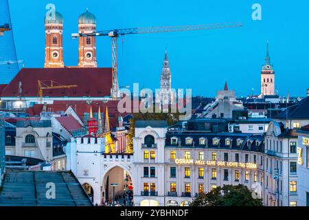 Die Lichter der Münchner Altstadt leuchten in den Abendhimmel, München, Oktober 2024 Deutschland, München, Oktober 2024, die Lichter der Münchner Altstadt leuchtet in den Abendhimmel, München-Silhouette mit Frauenkirche, Rathausturm und alter Peter, abends um 18:40 Uhr, 20 Minuten nach Sonnenuntergang, Blaue Stunde, Innenstadt, Baukran, Herbst, Bayern *** die Lichter der Münchner Altstadt leuchten in den Abendhimmel, München, Oktober 2024 Deutschland, München, Oktober 2024, die Lichter der Münchner Altstadt leuchten in den Abendhimmel, Münchner Silhouette mit Frauenkirche, Rathausturm und Altem Pete Stockfoto