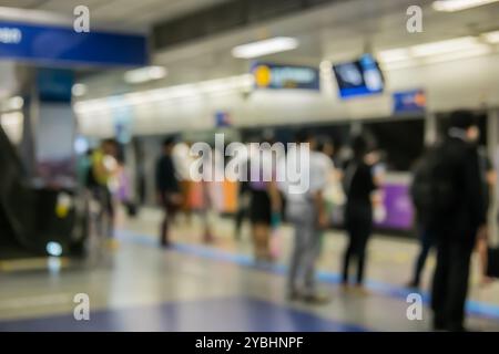 Verschwommenes Bild von Personen, die in der Warteschlange stehen, am mrt-Bahnhof in Bangkok, Thailand Stockfoto