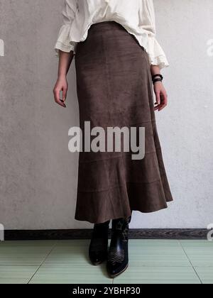 Retro-Outfit, Edler Vintage-Rock Aus Echtem Wildleder, Cowboy-Stiefel, Weiße Böhmische Bluse, Vorderansicht, Outfit-Details, anonyme Frau, Brown A Line Boho Patchwork Midi Rock, Kaffeerock Stockfoto