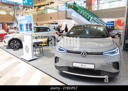 2024 VW ID.4 Elektro-SUV im i12 Katong Shopping Mall Singapur, Asien Stockfoto