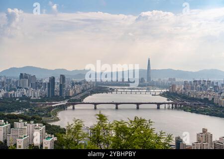 Seoul, Südkorea - 10. Oktober 2024 - Blick auf den Fluss Han und den Lotte World Tower an einem trüben Tag Stockfoto