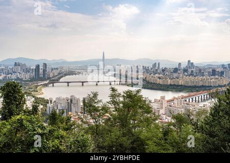 Seoul, Südkorea - 10. Oktober 2024 - Blick auf den Fluss Han und den Lotte World Tower an einem trüben Tag Stockfoto