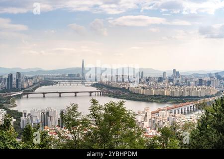 Seoul, Südkorea - 10. Oktober 2024 - Blick auf den Fluss Han und den Lotte World Tower an einem trüben Tag Stockfoto