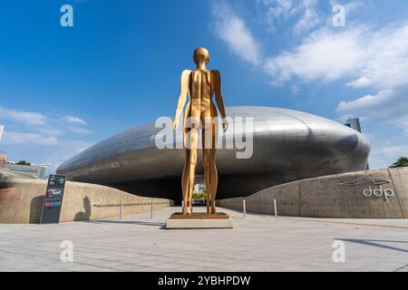 Seoul, Südkorea - 10. Oktober 2024 - Blick auf die Statue der Geburt einer Heldin vor dem berühmten Gebäude des Dongdaemun Design Plaza oder bekannt als Stockfoto