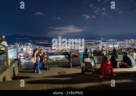 Seoul, Südkorea - 8. Oktober 2024 - die nächtlichen Lichter der Stadt vom Gipfel des Namsan Berges bei Nacht Stockfoto