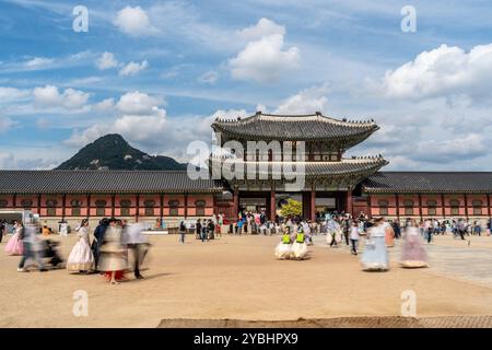 Seoul, Südkorea - 9. Oktober 2024 - Blick auf das Haupteingangstor zum berühmten Gyeongbokgung Palast in Seoul Stockfoto