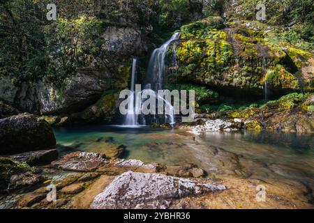 Der unglaubliche Wasserfall Virje in der wilden Natur und Schönheit des berühmten Triglav-Nationalparks in Slowenien. Stockfoto