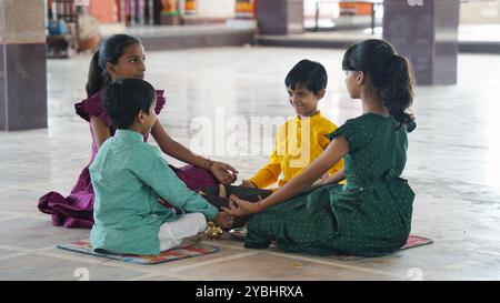 Eine traditionelle indische Familie, die sich in einem heiligen Yagya-Ritual engagiert, um die Energien im Haus zu harmonisieren. Die Feuerzeremonie wird für Vastu Shanti durchgeführt Stockfoto