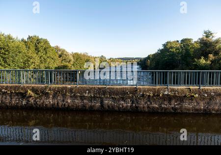 Epinal Vosges Frankreich 27. September 2024. Aquadukt. Der Canal des Vosges überquert die Mosel. Verkehr, Stockfoto