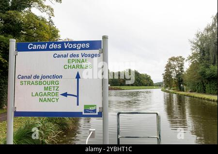 RichardmÃ nil Frankreich 27. September 2024. Der Canal des Vosges führt durch die Kreuzung der Kanäle mit dem französischen Kanalsystem nach Epinal und Charmes. Biegen Sie links ab auf den Canal de Jonction, der nach Straßburg, Metz, Lagarde und Nancy führt. voies, navigierbar, Schild, Wasserstraßen, Stockfoto