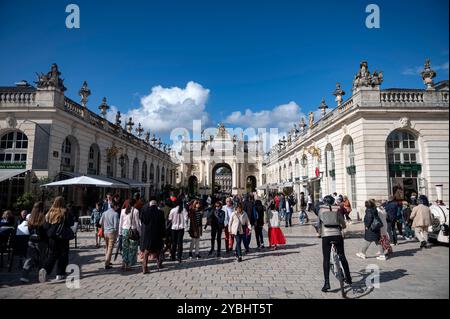 Nancy France 28. September 2024. Blick auf den Place Stanislas mit vielen Leuten. Arc HÃ rÃ oder Porte HÃ rÃ, Triumphbogen in der Ferne. Hier, Touristen, Tourismus, Menschenmassen Stockfoto