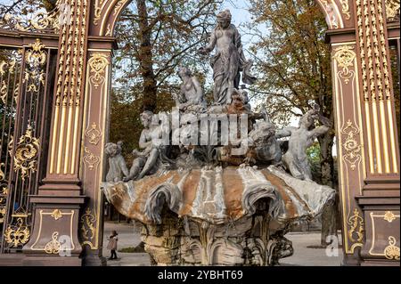 Nancy France 27. September 2024. Dekorative Springbrunnen in den Ecken des Place Stanislas. Fontaine d Amphitrit - BarthÃ lÃ mein Guibal. Aphrodite-Brunnen. Stockfoto