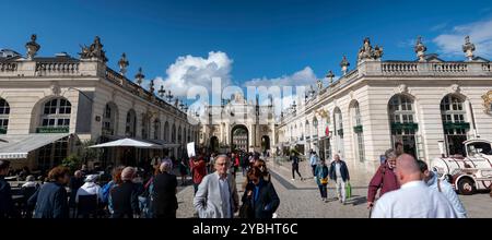 Nancy France 28. September 2024. Blick auf den Place Stanislas mit vielen Leuten. Arc HÃ rÃ oder Porte HÃ rÃ, Triumphbogen in der Ferne. Hier, Touristen, Tourismus, Menschenmassen, genähtes Panorama, Stockfoto