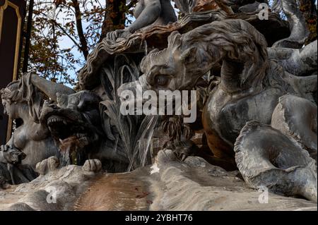 Nancy France 27. September 2024. Dekorative Springbrunnen in den Ecken des Place Stanislas. Fontaine d Amphitrit - BarthÃ lÃ mein Guibal. Aphrodite-Brunnen. Detail mit Drachen, der Wasser spuckt. Stockfoto