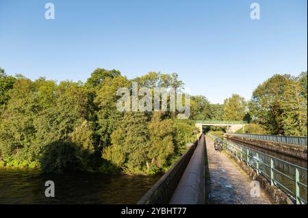 Epinal Vosges Frankreich 27. September 2024. Aquadukt. Der Canal des Vosges überquert die Mosel. Für diesen Abschnitt des La voie bleue Moselle -SaÃ ne a VÃ lo Langstrecken-Radweges verläuft der Weg entlang des Schleppweges des Kanals. Verkehr, Stockfoto