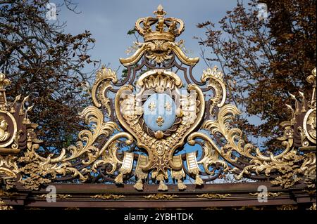 Nancy France 28. September 2024. Dekorative Springbrunnen in den Ecken des Place Stanislas. Fontaine d Amphitrit - BarthÃ lÃ mein Guibal. Aphrodite-Brunnen. Detail des Grills und Schild über dem Brunnen mit Fleur de Lis. Stockfoto