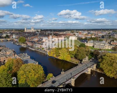 Luftbild des Stadtzentrums von York mit den Türmen der York Minster, die die Skyline der historischen Stadt Yorkshire dominieren. Stockfoto