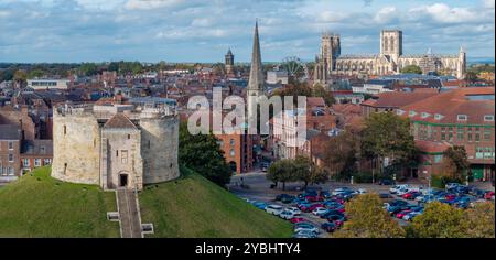 York Stadtzentrum von oben mit York Minster und Clifford’s Tower, die zwischen den historischen Dächern von North Yorkshire, England, sichtbar sind. Stockfoto