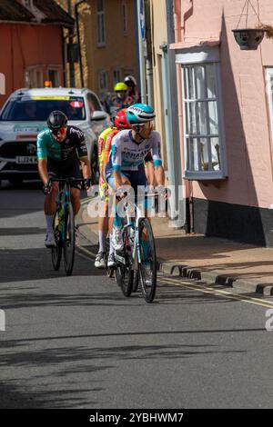 Auf der letzten Etappe der Tour of Britain 2024 durch Framlingham in Suffolk jagt eine Interimsgruppe von vier Fahrern den Vorsprung. Stockfoto