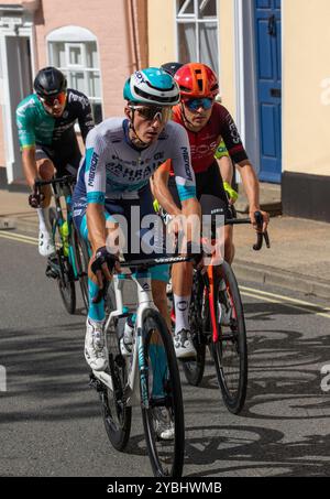 Auf der letzten Etappe der Tour of Britain 2024 durch Framlingham in Suffolk jagt eine Interimsgruppe von vier Fahrern den Vorsprung. Stockfoto