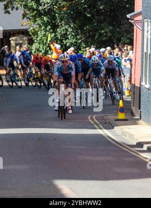 Das Hauptfeld in der sechsten und letzten Etappe der Tour of Britain 2024, die durch Framlingham, eine Marktstadt in Suffolk, führt, während sie zwei Pausen jagen. Stockfoto