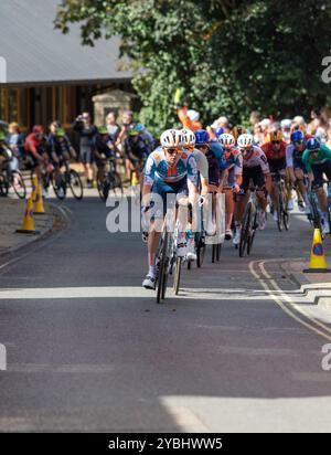 Das Hauptfeld in der sechsten und letzten Etappe der Tour of Britain 2024, die durch Framlingham, eine Marktstadt in Suffolk, führt, während sie zwei Pausen jagen. Stockfoto