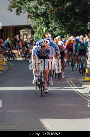 Das Hauptfeld in der sechsten und letzten Etappe der Tour of Britain 2024, die durch Framlingham, eine Marktstadt in Suffolk, führt, während sie zwei Pausen jagen. Stockfoto