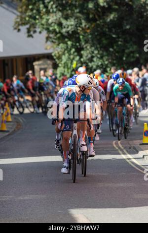 Das Hauptfeld in der sechsten und letzten Etappe der Tour of Britain 2024, die durch Framlingham, eine Marktstadt in Suffolk, führt, während sie zwei Pausen jagen. Stockfoto