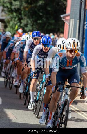 Das Hauptfeld in der sechsten und letzten Etappe der Tour of Britain 2024, die durch Framlingham, eine Marktstadt in Suffolk, führt, während sie zwei Pausen jagen. Stockfoto