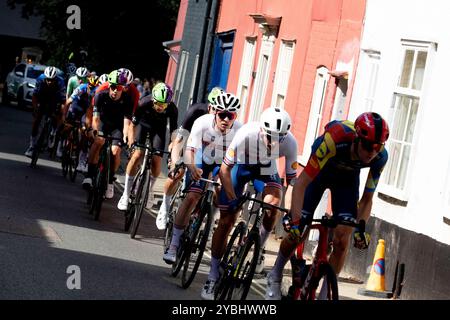 Das Hauptfeld in der sechsten und letzten Etappe der Tour of Britain 2024, die durch Framlingham, eine Marktstadt in Suffolk, führt, während sie zwei Pausen jagen. Stockfoto