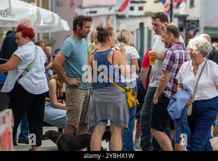 Nach der Tour of Britain hat das Bike-Rennen Freunde an einem angenehmen Sonntagnachmittag vor dem Crown Hotel in Framlingham Suffolk getrunken und unterhalten. Stockfoto