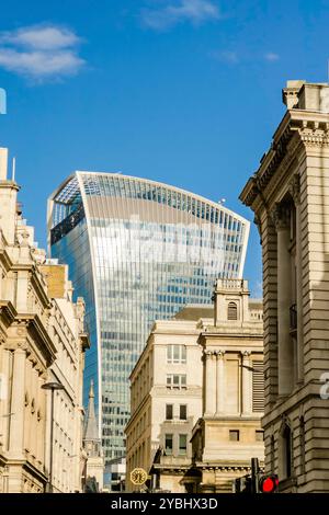 LONDON – 29. MAI: Das 20 Fenchurch Street alias Walkie Talkie Gebäude in London, 29. Mai 2015. Der Wolkenkratzer ist das fünftgrößte Gebäude der Stadt Stockfoto