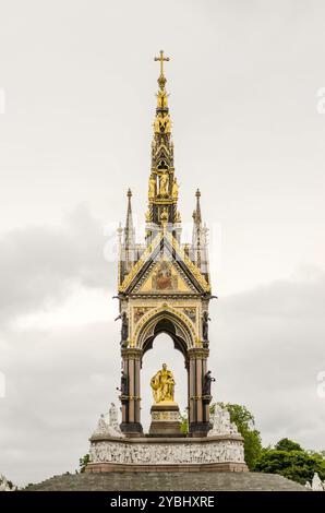 Das Albert Memorial in Kensington Gardens, direkt vor der Royal Albert Hall, London, Großbritannien Stockfoto