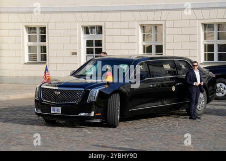 Staatsbesuch des amerikanischen Präsidenten, Joseph R. Biden Jr. Besuch des Präsidenten der Vereinigten Staaten von Amerika, Joseph R. Biden Jr., in Deutschland. Ankunft des amerikanischen Präsidenten am Schloss Bellevue das Biest, das Auto des Präsidenten Berlin Deutschland *** Staatsbesuch des Präsidenten der Vereinigten Staaten von Amerika, Joseph R Biden Jr Besuch des Präsidenten der Vereinigten Staaten von Amerika, Joseph R Biden Jr , in Deutschland Ankunft des amerikanischen Präsidenten im Schloss Bellevue das Biest, die Präsidenten Car Berlin GER Stockfoto