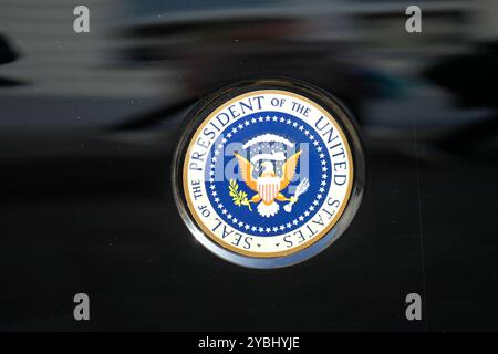 Staatsbesuch des amerikanischen Präsidenten, Joseph R. Biden Jr. Besuch des Präsidenten der Vereinigten Staaten von Amerika, Joseph R. Biden Jr., in Deutschland. Ankunft des amerikanischen Präsidenten am Schloss Bellevue das Biest, das Auto des Präsidenten Berlin Deutschland *** Staatsbesuch des Präsidenten der Vereinigten Staaten von Amerika, Joseph R Biden Jr Besuch des Präsidenten der Vereinigten Staaten von Amerika, Joseph R Biden Jr , in Deutschland Ankunft des amerikanischen Präsidenten im Schloss Bellevue das Biest, die Präsidenten Car Berlin GER Stockfoto