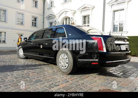 Staatsbesuch des amerikanischen Präsidenten, Joseph R. Biden Jr. Besuch des Präsidenten der Vereinigten Staaten von Amerika, Joseph R. Biden Jr., in Deutschland. Ankunft des amerikanischen Präsidenten am Schloss Bellevue das Biest, das Auto des Präsidenten Berlin Deutschland *** Staatsbesuch des Präsidenten der Vereinigten Staaten von Amerika, Joseph R Biden Jr Besuch des Präsidenten der Vereinigten Staaten von Amerika, Joseph R Biden Jr , in Deutschland Ankunft des amerikanischen Präsidenten im Schloss Bellevue das Biest, die Präsidenten Car Berlin GER Stockfoto