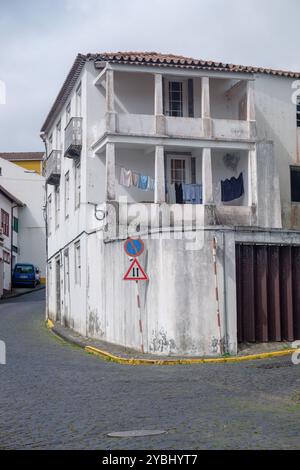 Weiß getünchtes Gebäude in einer malerischen Straßenszene in Horta auf der Insel Faial auf den Azoren, Portugal. Stockfoto