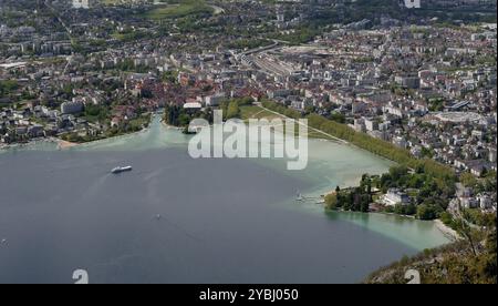 Luftaufnahme der Altstadt von Annecy und des Seeufers in Haute savoie, Frankreich. Blick auf die Stadt und den See aus einem hohen Winkel Stockfoto