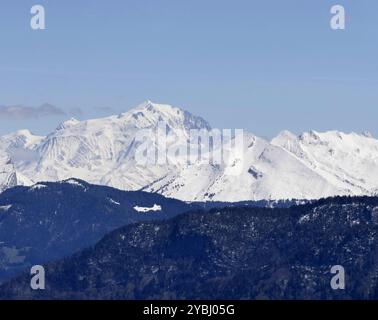 Mont Blanc Massiv und Gipfel von Mont Baron Observatory in Haute Savoie, Frankreich, bei sonnigem Wetter. Französische alpenlandschaft und höchster Berg von Stockfoto