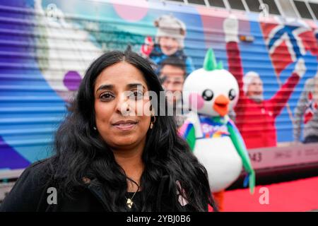 Oslo 20241018. Die norwegische Kulturministerin Lubna Jaffery (AP) stellt den Ski WC-Zug in Oslo S. SJ Norway vor und ist Partner für die Ski-WC in Trondheim 2025. In diesem Zusammenhang wurde ein separater Ski-WM-Zug geschaffen, bei dem die Lokomotive mit einem Ski-WM-Motiv versehen wurde. Foto: Terje Bendiksby / NTB Stockfoto
