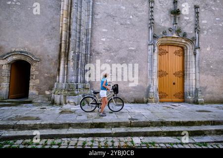 Frankreich, Cher (18), Saint-Satur, Saint-Pierre de Saint-Satur (ehemalige Abteikirche Saint Guinefort), Flusstourismus am Seitenkanal der Loire Stockfoto